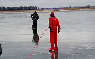 Policja ostrzega przed zdradliwym lodem. Wchodzenie na zamarznięte jeziora może być bardzo niebezpieczne